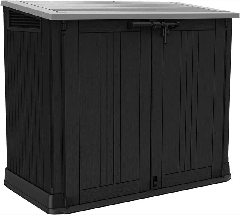Metall-Geräteschuppen und Auflagenbox auf einem aufgeräumten Grundstück bei Tageslicht