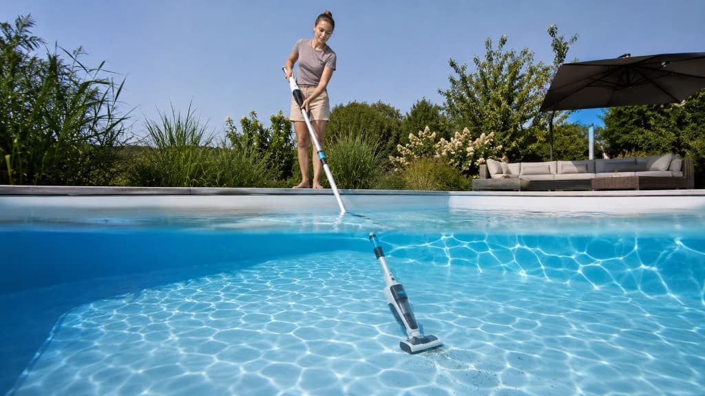 Poolboden saugen: Handsauger für die Zwischenreinigung