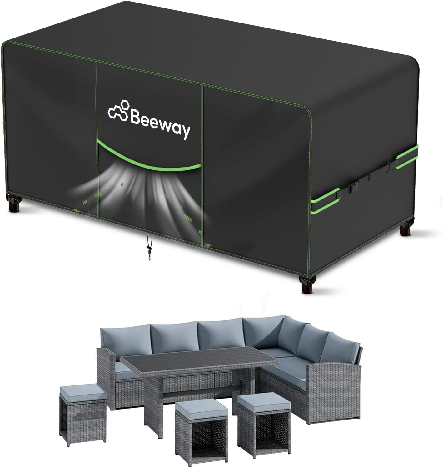 Gartenmöbel unter atmungsaktiver Abdeckung auf der Terrasse im Herbst mit Laub