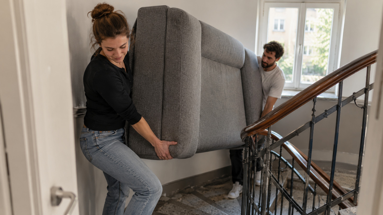 Sofa durch Tür und Treppenhaus bringen
