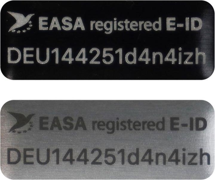 Flying-Drone Plakette 20×8 mm, eine Zeile e-ID