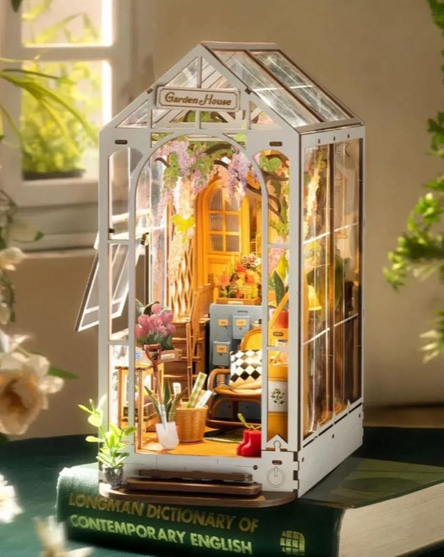 Rolife Book Nook Bausatz für Erwachsene, DIY Miniaturhaus mit LED