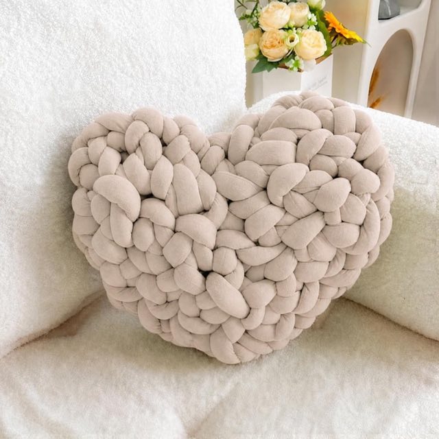 Knotenkissen in Herzform, 26x23 cm Aesthetic Dekokissen, Zierkissen und Deko Kissen, Handgefertigtes Liebesknoten-Kissen für Sofa, Bett & Sessel