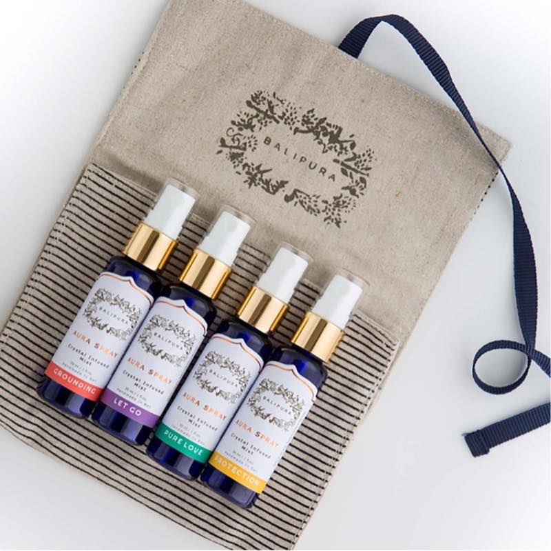 BALIPURA - Aura Healing Spray Mist - angereichert mit Heilkristallen und organischen ätherischen Ölen - Geschenkset mit Leinentasche, 4 x 30 ml